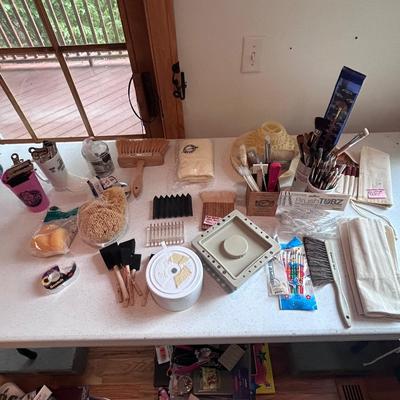 Paint Brushes and More Artists Necessities (2R-BB)