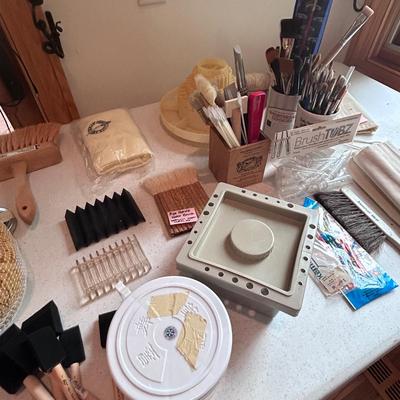 Paint Brushes and More Artists Necessities (2R-BB)