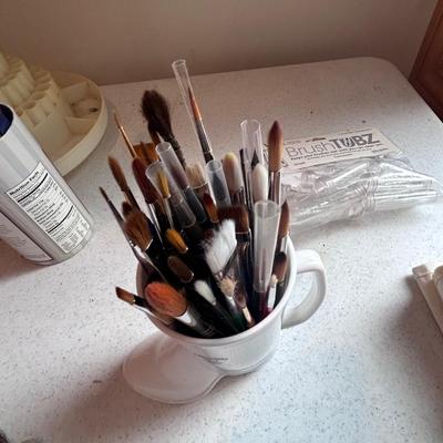 Paint Brushes and More Artists Necessities (2R-BB)