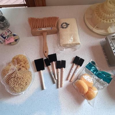 Paint Brushes and More Artists Necessities (2R-BB)