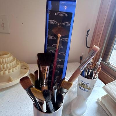 Paint Brushes and More Artists Necessities (2R-BB)