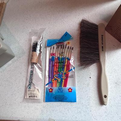 Paint Brushes and More Artists Necessities (2R-BB)