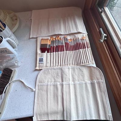 Paint Brushes and More Artists Necessities (2R-BB)