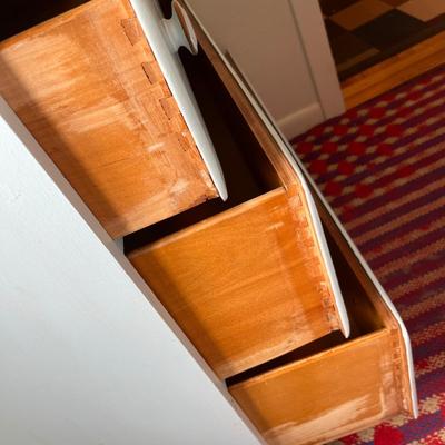 Lot 434 drawer dresser