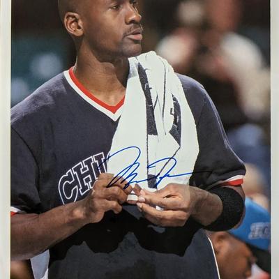 Michael Jordan Chicago Bulls 1998 autographed calendar page. GFA Authenticated