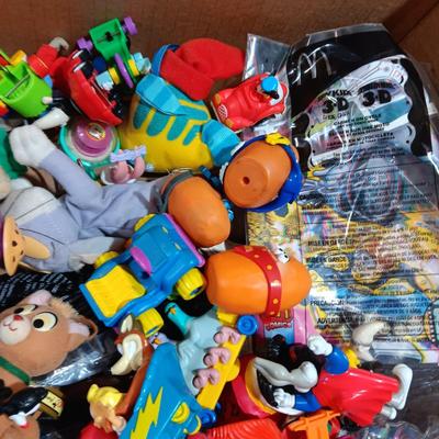 A LARGE COLLECTION OF EARLIER HAPPY MEAL TOYS (1)