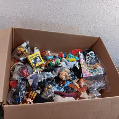 A LARGE COLLECTION OF EARLIER HAPPY MEAL TOYS (1)