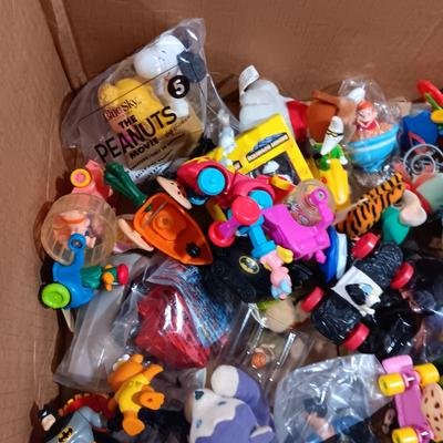 A LARGE COLLECTION OF EARLIER HAPPY MEAL TOYS (1)