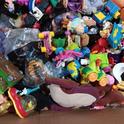 A LARGE COLLECTION OF EARLIER HAPPY MEAL TOYS (1)