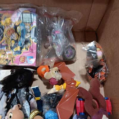 A LARGE COLLECTION OF EARLIER HAPPY MEAL TOYS (1)