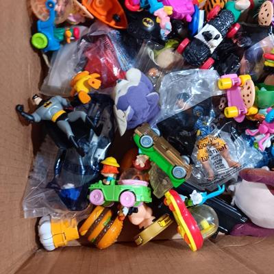 A LARGE COLLECTION OF EARLIER HAPPY MEAL TOYS (1)