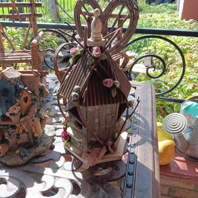 2 BIRDHOUSES AND 2 PIECES OF DOLL FURNITURE