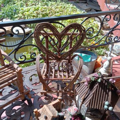 2 BIRDHOUSES AND 2 PIECES OF DOLL FURNITURE