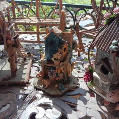2 BIRDHOUSES AND 2 PIECES OF DOLL FURNITURE