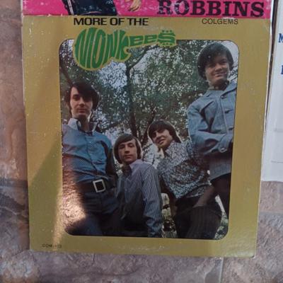 ASSORTMENT OF VINYL RECORDS