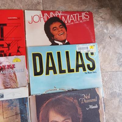 ASSORTMENT OF VINYL RECORDS