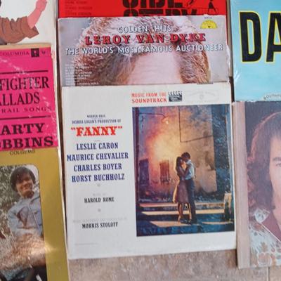 ASSORTMENT OF VINYL RECORDS