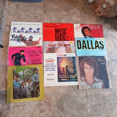 ASSORTMENT OF VINYL RECORDS