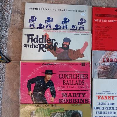 ASSORTMENT OF VINYL RECORDS
