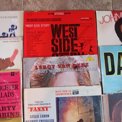 ASSORTMENT OF VINYL RECORDS