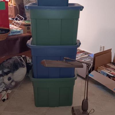 4 STORAGE CONTAINERS & A VINTAGE DESK LAMP