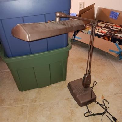 4 STORAGE CONTAINERS & A VINTAGE DESK LAMP