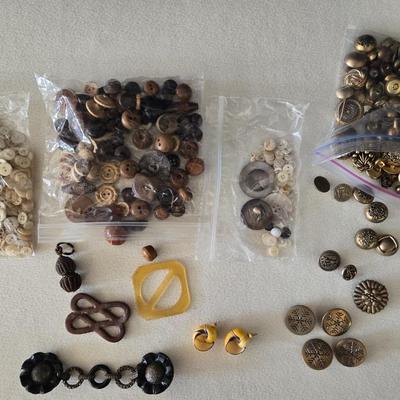 Antique & Vintage Metal, Plastic, and Shell Buttons