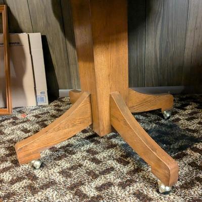 Lovely Solid Oak Round Table, 3.5 Leaves