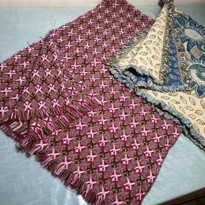 Lot 461 Textile type lap robes