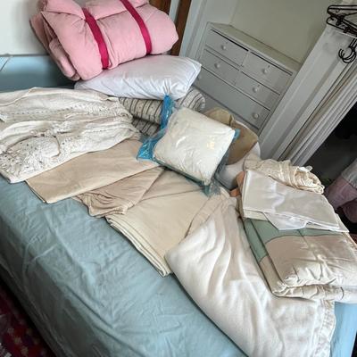Lot 489 Big lot of bedding