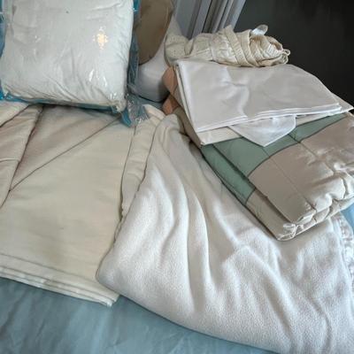 Lot 489 Big lot of bedding