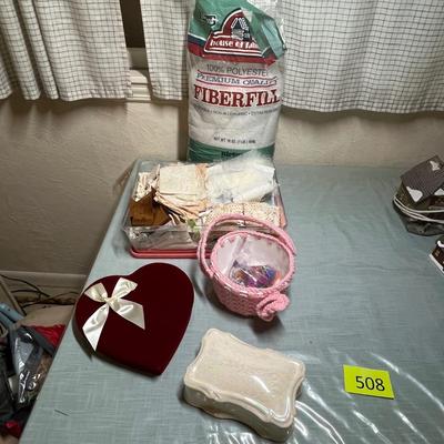 Lot 508 Sewing items