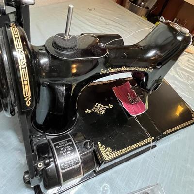 Lot 510 Singer Featherweight Sewing machine
