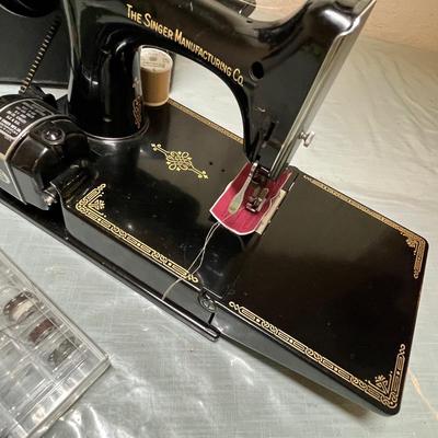 Lot 510 Singer Featherweight Sewing machine
