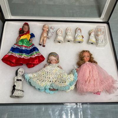 Lot 513 Antique dolls