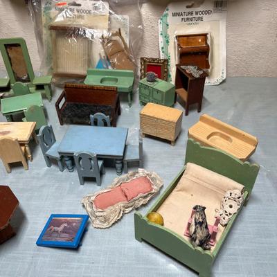 Lot 523 Wood doll furniture