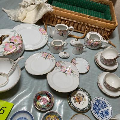Lot 526 Doll dinnerware