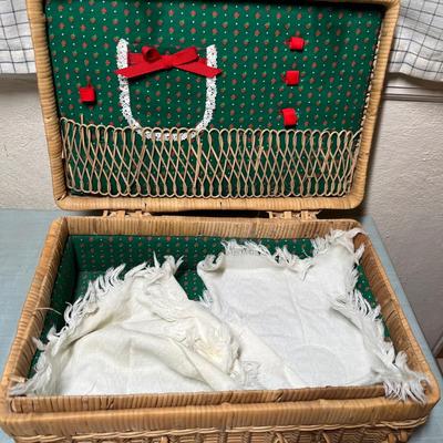 Lot 526 Doll dinnerware