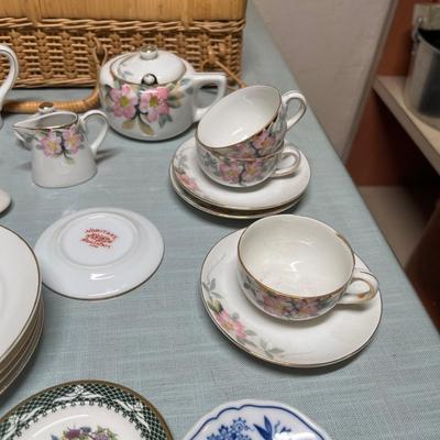 Lot 526 Doll dinnerware