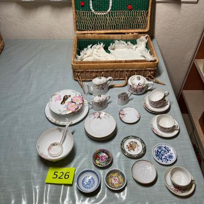 Lot 526 Doll dinnerware
