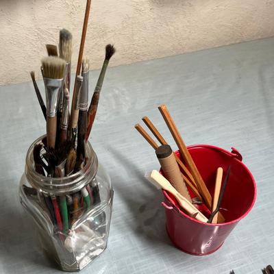 Lot 544 Paint brushes and tools