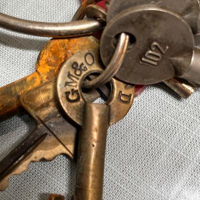 Lot 563 UPRR Padlock keys & other