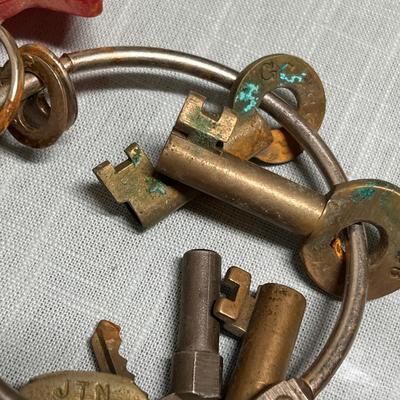 Lot 563 UPRR Padlock keys & other