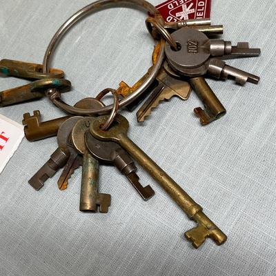 Lot 563 UPRR Padlock keys & other