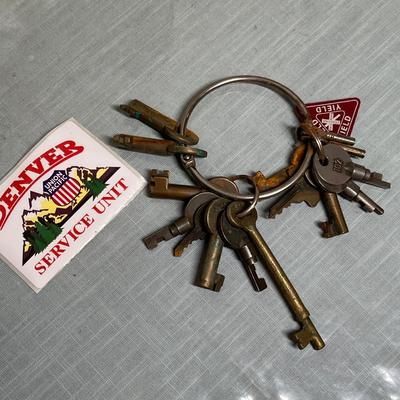 Lot 563 UPRR Padlock keys & other