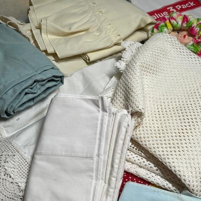 Lot 572 Linens