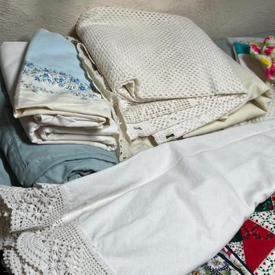 Lot 572 Linens