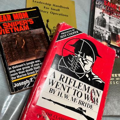 Lot 624 Books on military & war