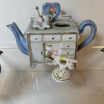 Lot 190. Tiny Tea Pots