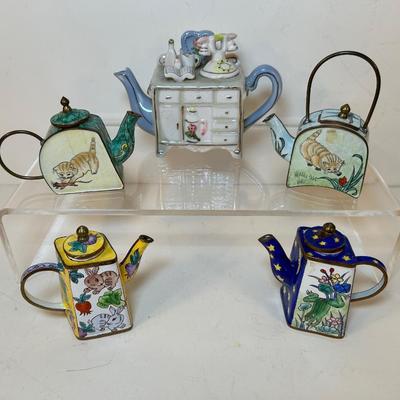 Lot 190. Tiny Tea Pots